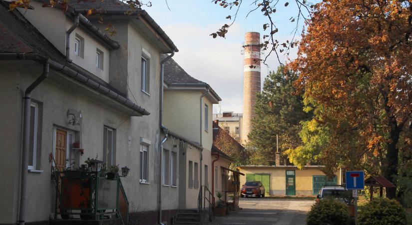 Rejtőzködő Balatonfűzfő: gyári lakótelep erdei környezetben