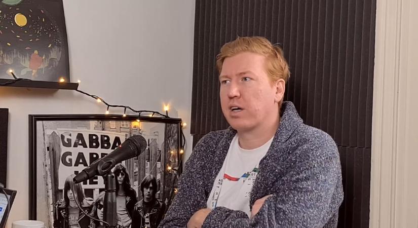 Új formában folytatja Sajó Dávid, az Index egykori Stenk Podcastjének podcastere