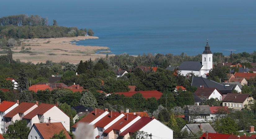 Feltűnt valami a Balaton vizében, már kiadták a kilövési engedélyt