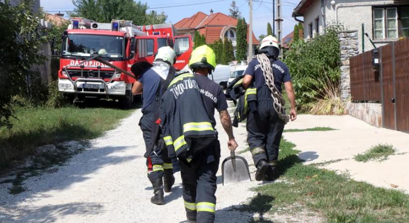 Felrobbant és összedőlt egy családi ház, három embert mentettek ki a romok alól