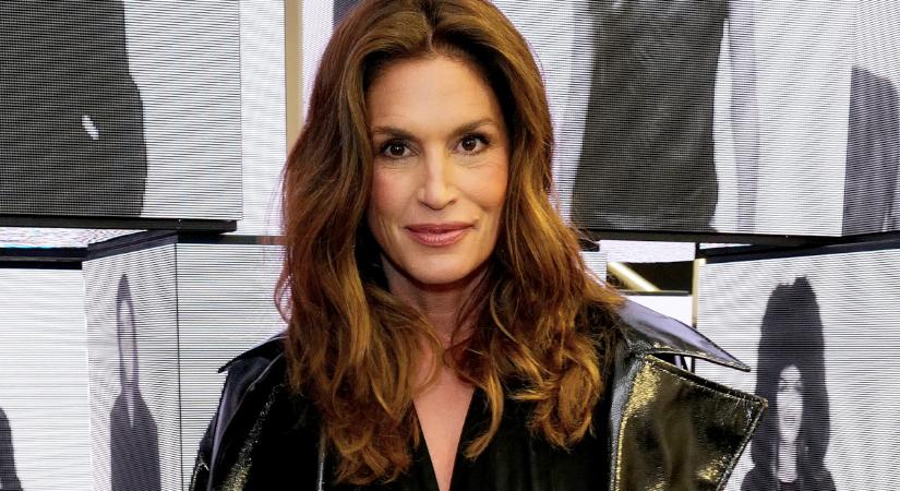 Az 58 éves Cindy Crawford ezért a vagány dzsekiért rajong: évek óta a stílusa része