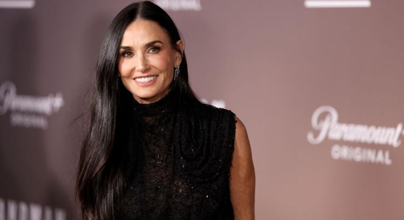 A 62 éves Demi Moore lélegzetelállítóan festett a vörös szőnyegen legújabb sorozata premierjén