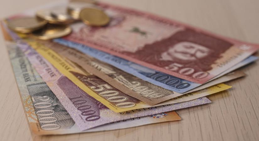 Tovább küzd az életéért a forint, képtelen felállni a padlóról