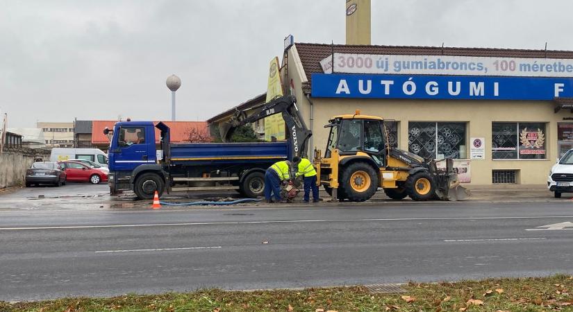 Újabb gigacsőtörés Miskolcon, kilométeres volt reggel a dugó (fotó, videó)