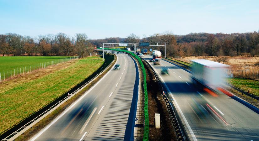 Kigyulladt egy trélert vontató autó az M7-esen