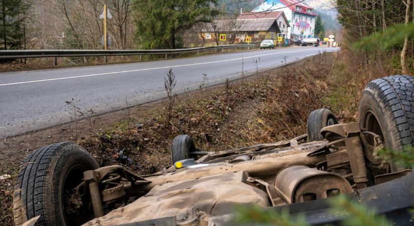 Árokba hajtott a sofőr, megsérült a balesetben