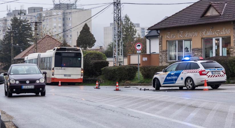 Helyszíni fotókon a baleset: buszba csattant a rendőrautó Tatabányán