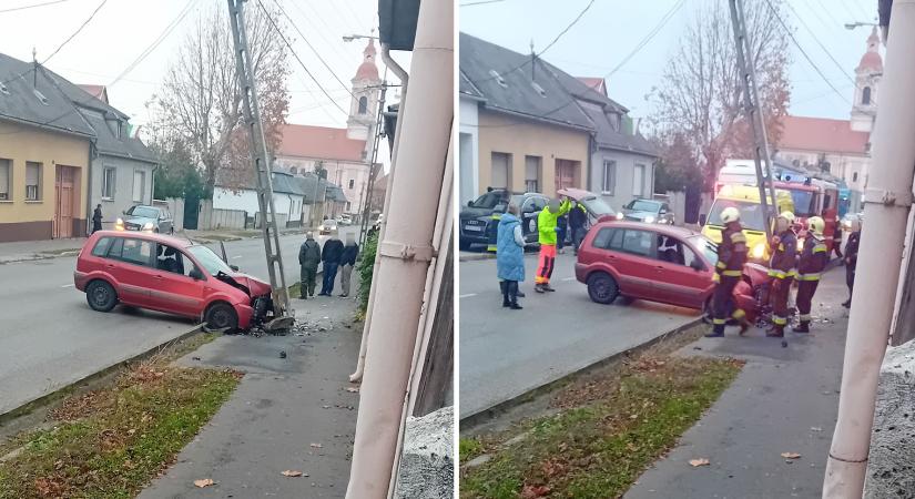 Villanyoszlopnak ütközött egy autó Nyergesújfaluban