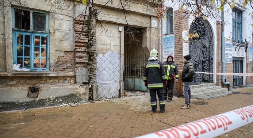 Házomlás Szolnokon: hatalmas robaj törte meg a belváros csendjét – videóval, galériával