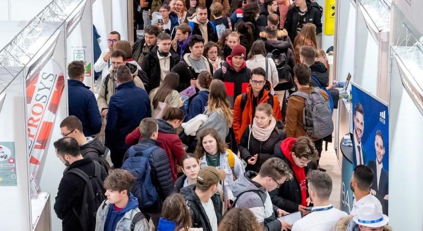 Gyakornoki lehetőségek és álláshelyek várták a hallgatókat a Széchenyi Egyetem Állásbörzéjén