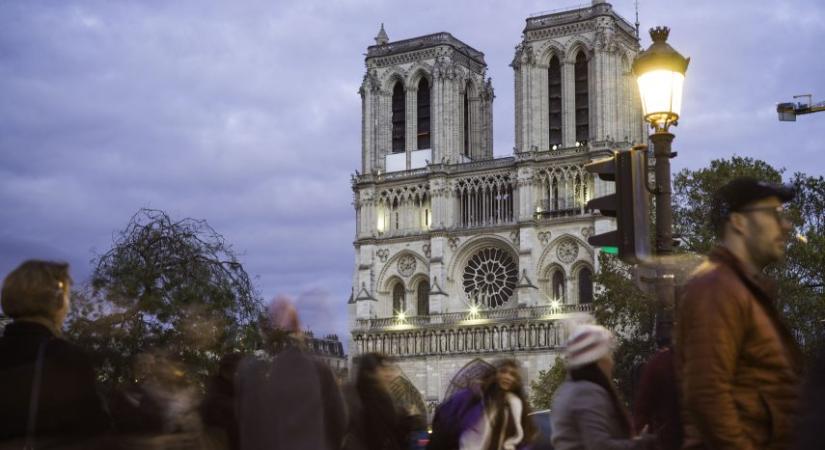 Az egész világ nézheti a leégett Notre-Dame feltámadását