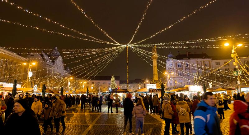 Öt héten át öltözik ünnepi fényekbe a Belváros - Itt az adventi vásár részletes programja (nov. 22. - dec. 23.)