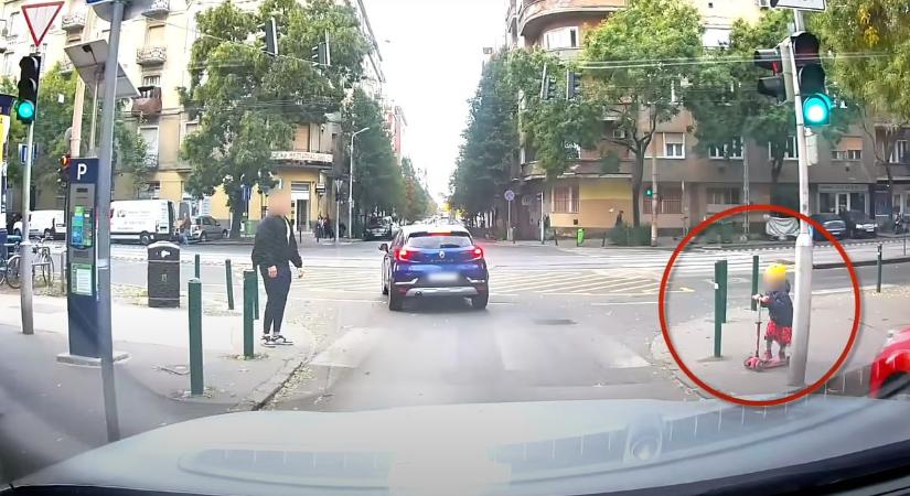 Ez minden autós rémálma: zöld volt a lámpa, de a rollerező kisgyerek a semmiből kigurult elé – centiken múlt a tragédia (Videó)