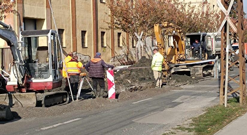 Erzsébet királyné utca - Megkezdődött a burkolat felújítása Csornán