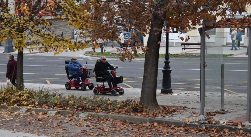 Figyeljünk a mopeddel közlekedőkre!