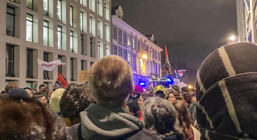 Nagy tömeg tüntetett a szélsőjobbos rendezvénynek helyt adó brüsszeli Magyar Háznál