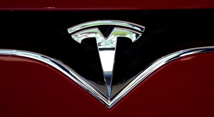 Frissítés után szorult két ház közé egy Tesla