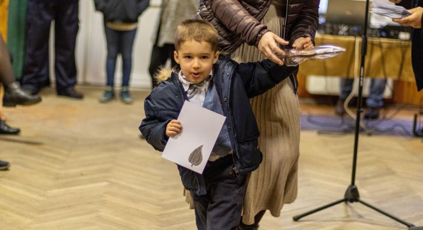 Közösségi összefogásból valósították meg a különleges életfát