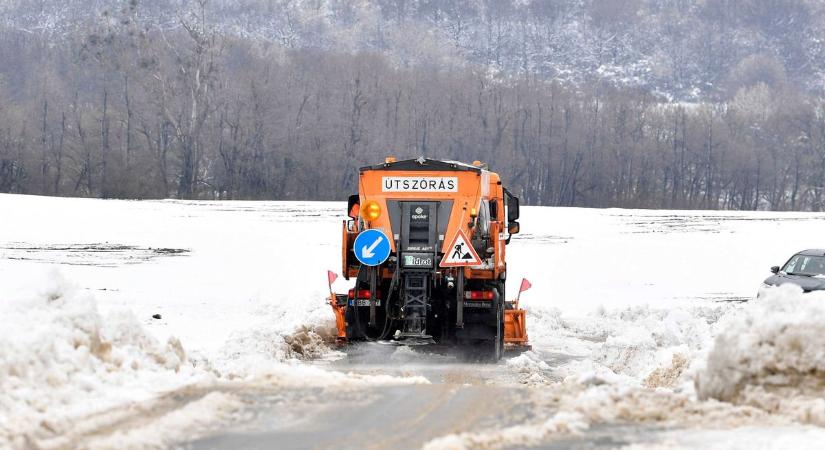 Már készülnek a havazásra az M5-ös autópálya hókotrói