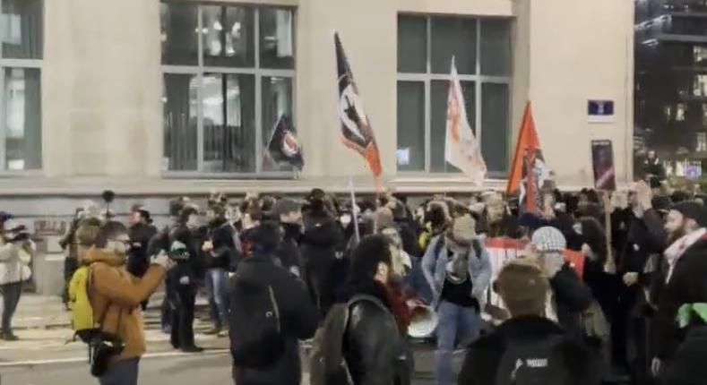 A brüsszeli Magyar Ház előtt tüntetett a szélsőbaloldali antifa csoportosulás  videó