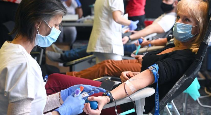 A Országos Vérellátó Szolgálat és a Magyar Vöröskereszt mindenkit véradásra buzdít