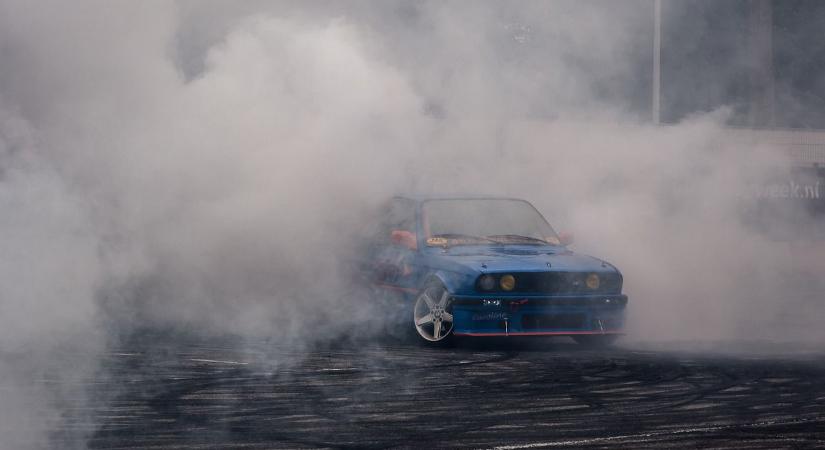 Saját magát buktatta le a Debrecenben driftelő autós