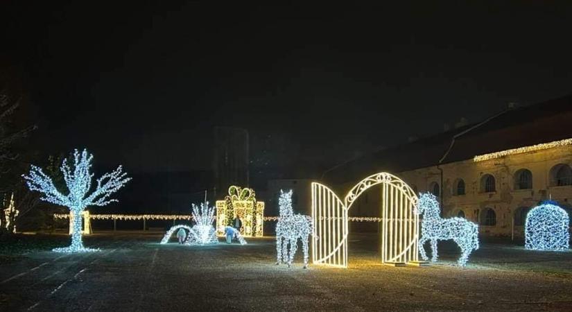 Fényben úszó erőd, szikrákban pompázó műemlék