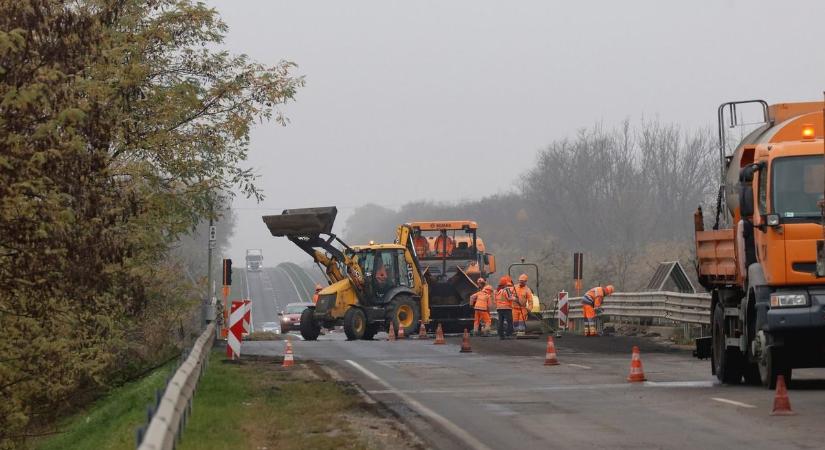 Aszfaltozás: a másik oldalon is dolgoznak a 37-esen