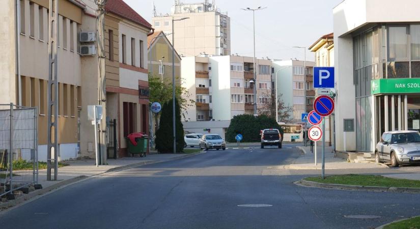 Változik a forgalmi rend a forgalmas sárvári utcában