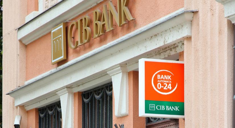 Újabb bank jelentette be, hogy áthárítja a tranzakciós illetéket a lakosságra