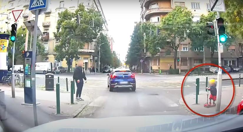 Vérfagyasztó képsorok: centiken múlt a gyermekgázolás - videó