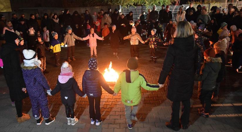 Vidám körtáncot jártak a Márton-napi tűz körül a jászberényi óvodások