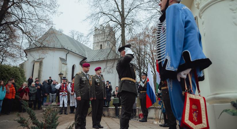 Emléktáblával tisztelegnek Szinyén az amerikai könnyűlovasság megalapítója előtt