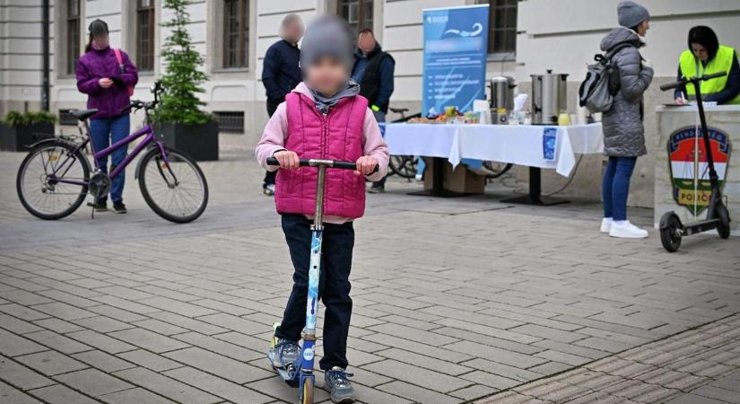 Pillanatokon múlt, hogy nem gázolták el a rolleres kislányt – videó