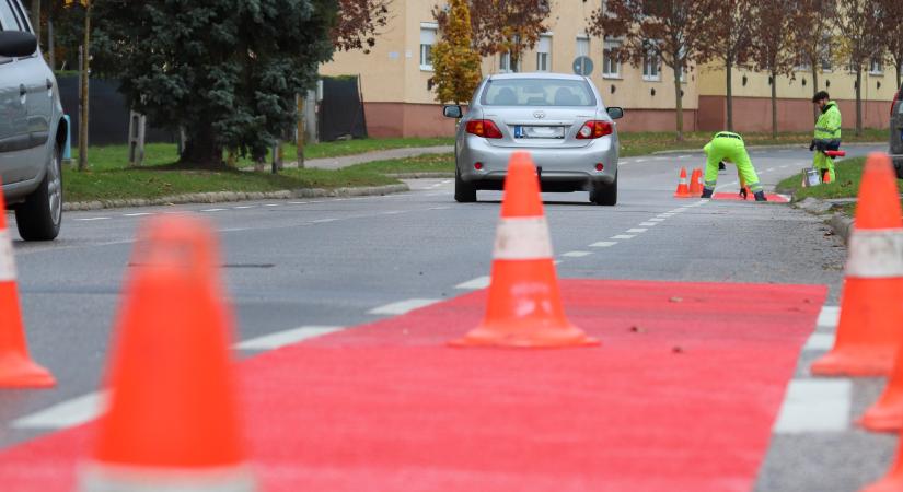 Különleges útburkolati felfestést végeznek az Árpád utcában