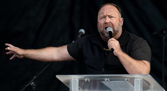 Megvette az amerikai Hírcsárda a bukott konteópápa, Alex Jones weboldalát