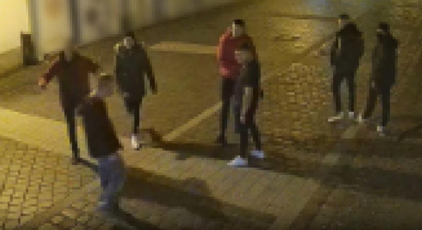 Videón, ahogy bulizó fiatalokra támad egy banda Óbudán