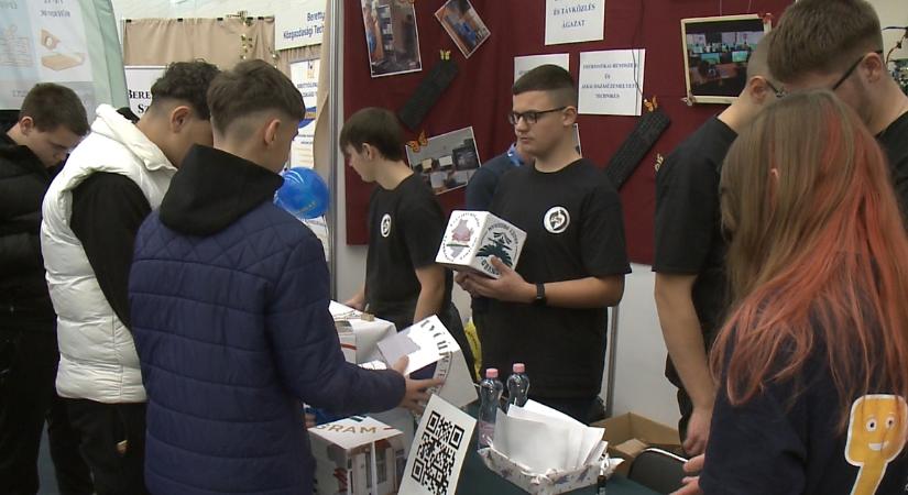 Mi a pálya?: Debrecenbe látogatott a fiataloknak szóló, műszaki pályaválasztó fesztivál – videóval