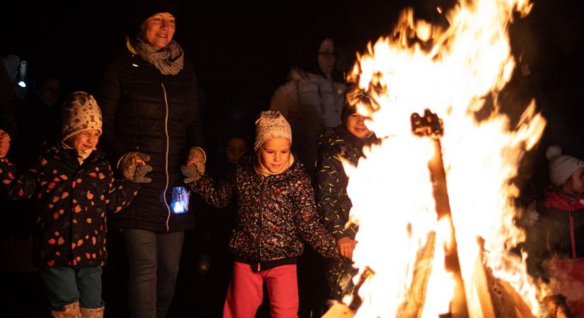 Tűzshow, zsíros kenyér és közös tánc: így telt a szőnyi Márton-nap fotók