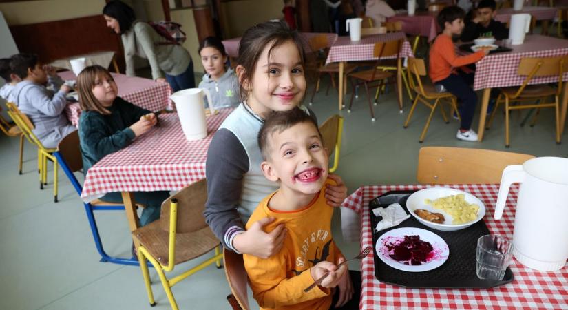 Viszlát, diós kalács! Megvan, mit tesznek az aranygaluskába a menzákon ezután