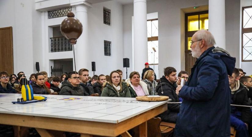 Lélegzetelállító kísérletet mutattak be a zsúfolásig telt ceglédi templomban – videóval, galériával