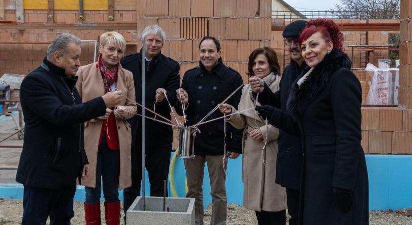 Épül a minibölcsőde, elhelyezték az időkapszulát