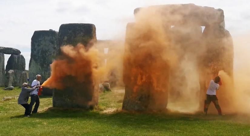 Bepereltek két klímaaktivistát, akik narancssárga porral fújták le a Stonehenge köveit