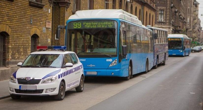 „Úristen, ez mekkora?” - Méretes szexjátékot hagytak a budapesti buszon – Fotók!