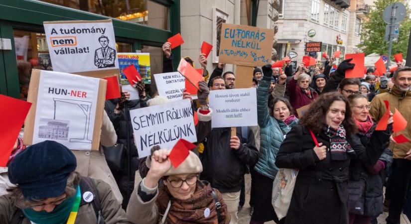 „Piros lapot a kutatóhálózat szétverésére!” - Százak demonstráltak a HUN-REN Magyar Kutatási Hálózat épülete előtt