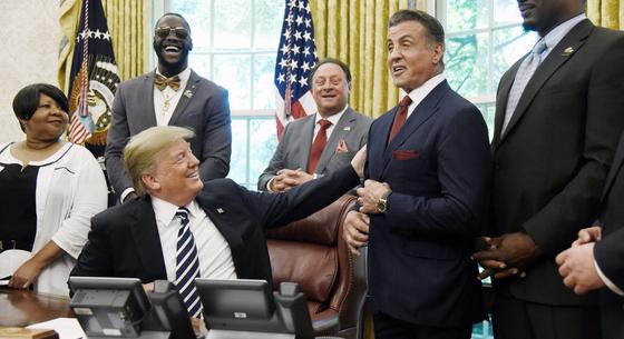 Sylvester Stallone második George Washingtonként ünnepelte Trumpot