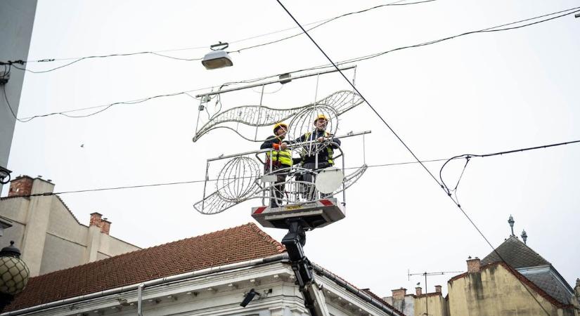 Már rakják a karácsonyi fényeket Miskolcon (fotók)