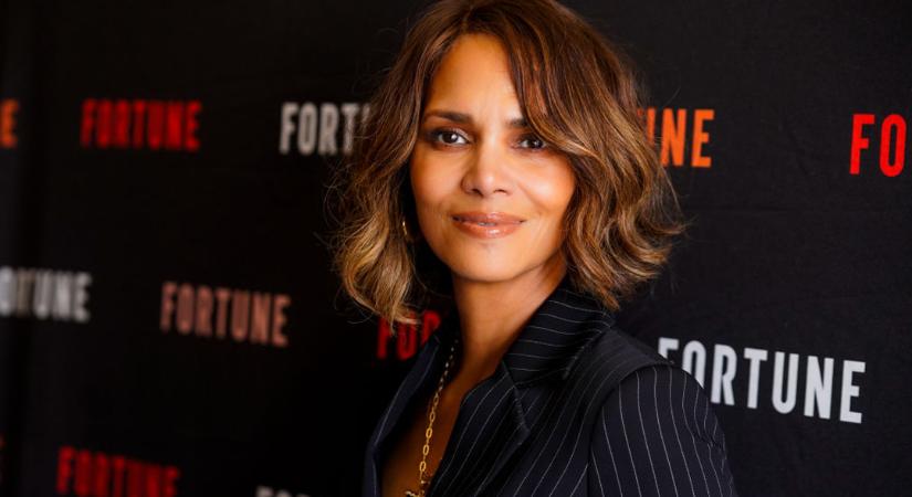 Az 58 éves Halle Berry abban a ruhában tündökölt, amiben 22 évvel ezelőtt átvette az Oscart