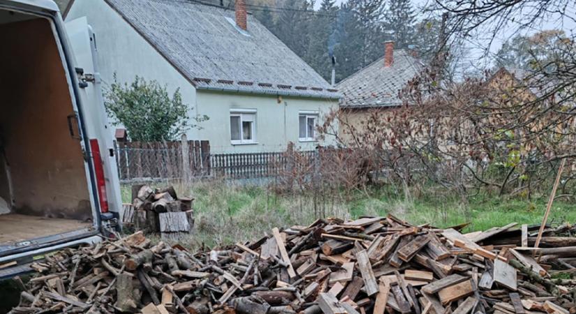 Magánszemélyek és vállalkozók is segítettek a gesztenyési út önzetlen karbantartójának