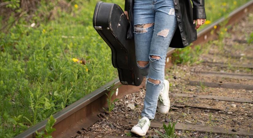 Erősítőt és gitárt is lopott a mezőtárkányi nő